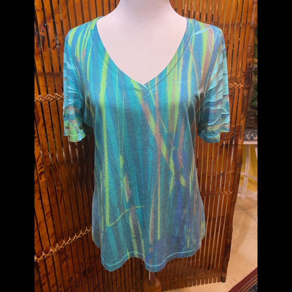 Green short sleeve v-neck shirt. Large